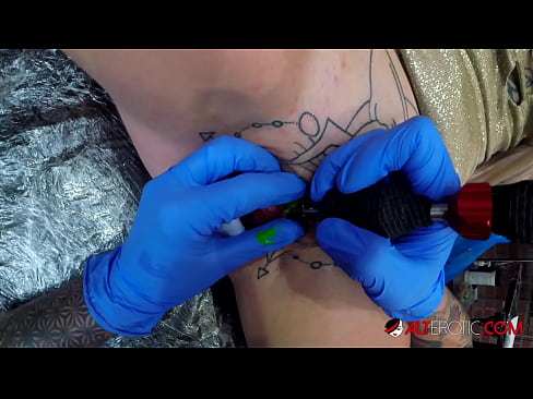 ❤️ Extrem tattooed Hottie Sully Savage krut en Tattoo op hirem Klitoris ❌ Porno op lb.mrvideospornogratis.ru ❌